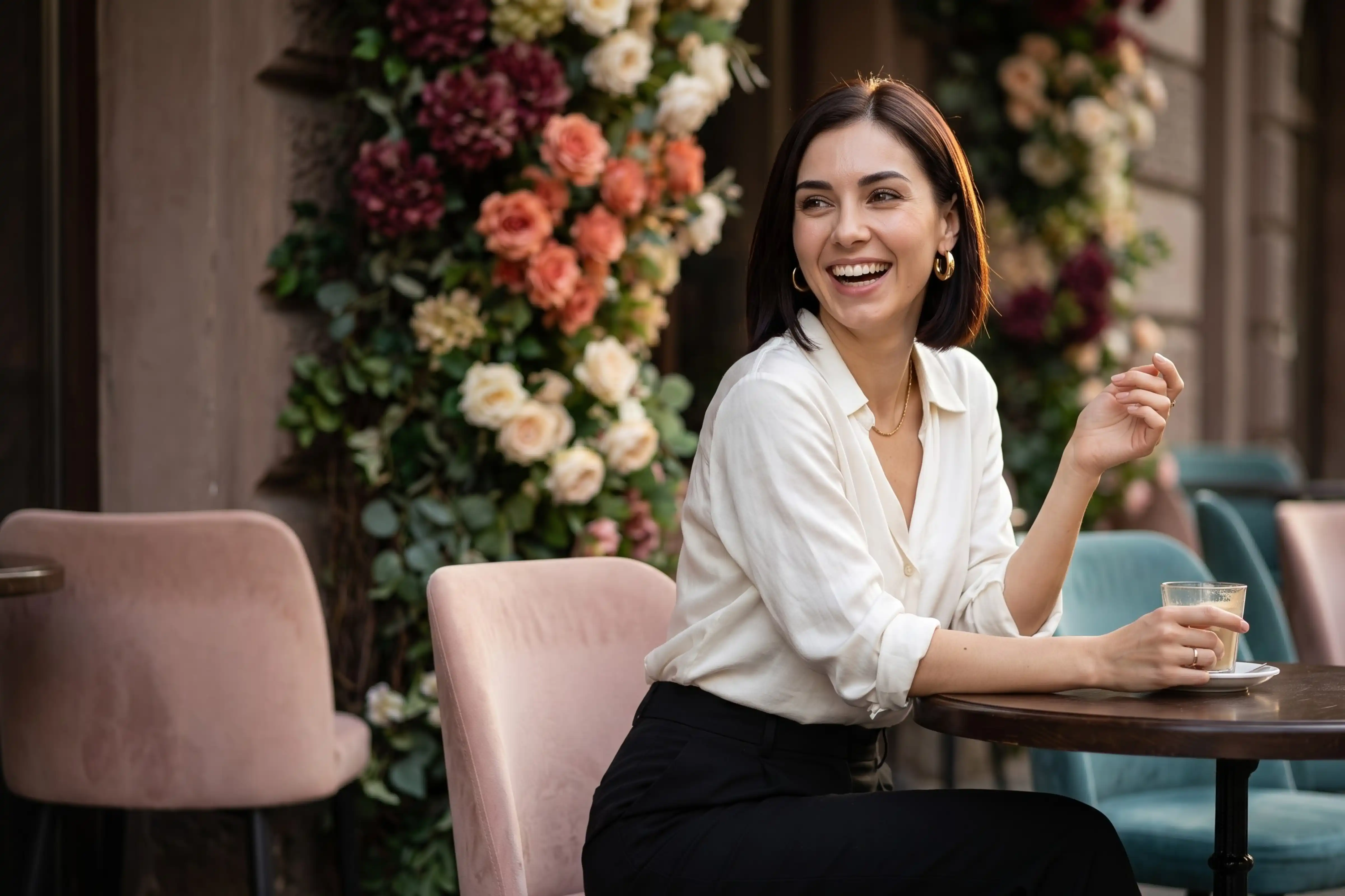 Amanda Hansen sorrindo em um café iluminado, em um momento leve do cotidiano